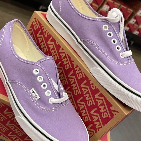 • Vans WMNS Authentic Chalk Violet/True White
VN0A5HZS9GD
Sneakers - Picture 6 of 16